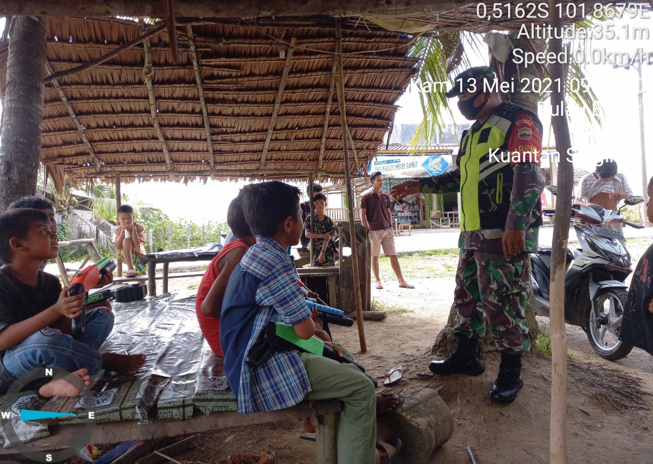 Pantau Anak-anak Gunakan Pistol Mainan, Babinsa Nasehati Anak-Anak Dalam Bermain