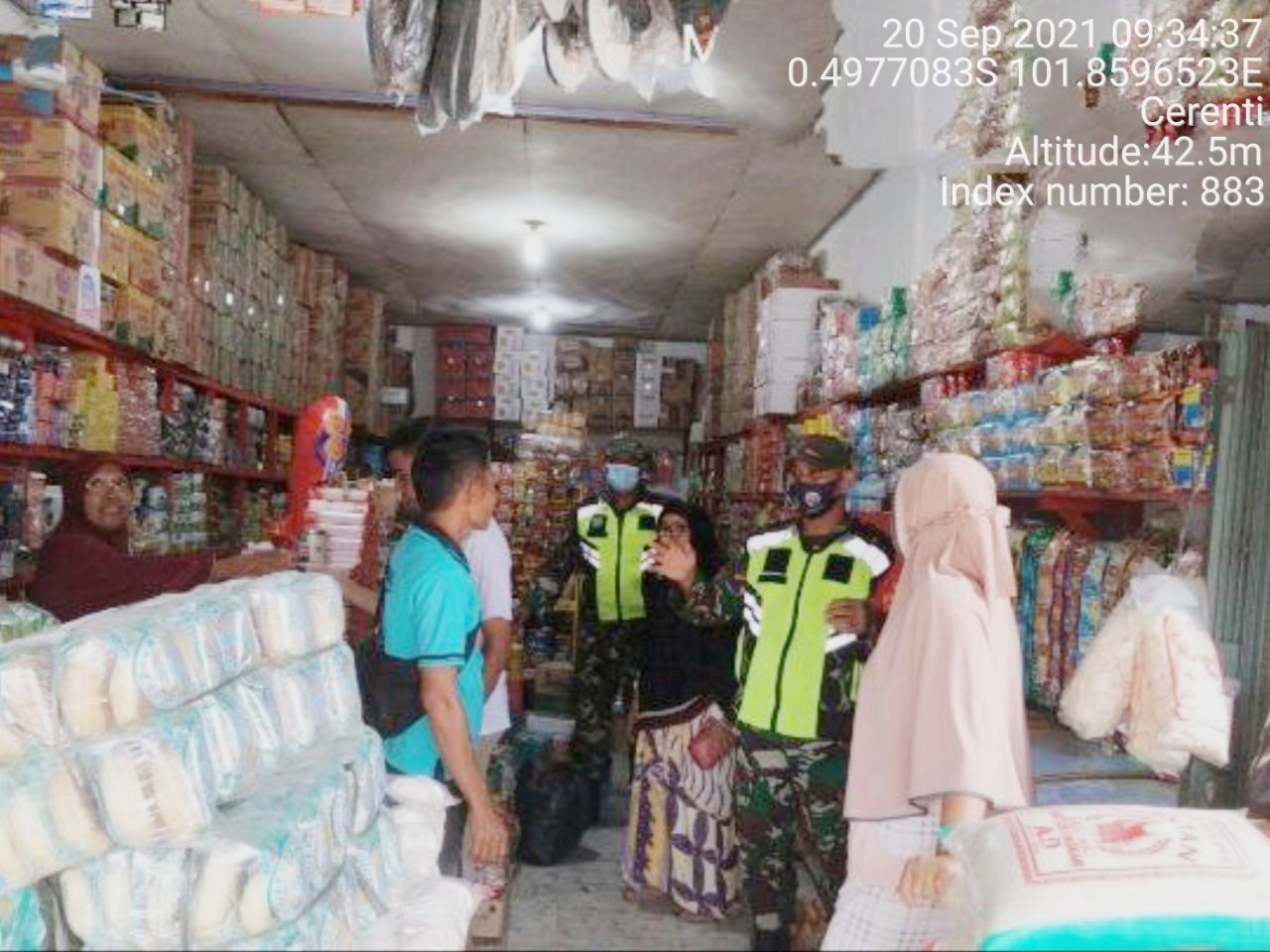 Tegakkan Disiplin Protokol Kesehatan Babinsa Koramil 06/Cerenti Dim 0302/Inhu, Serda Juanda Berikan Himbauan Kepada Warga di Kelurahan Koto Peraku