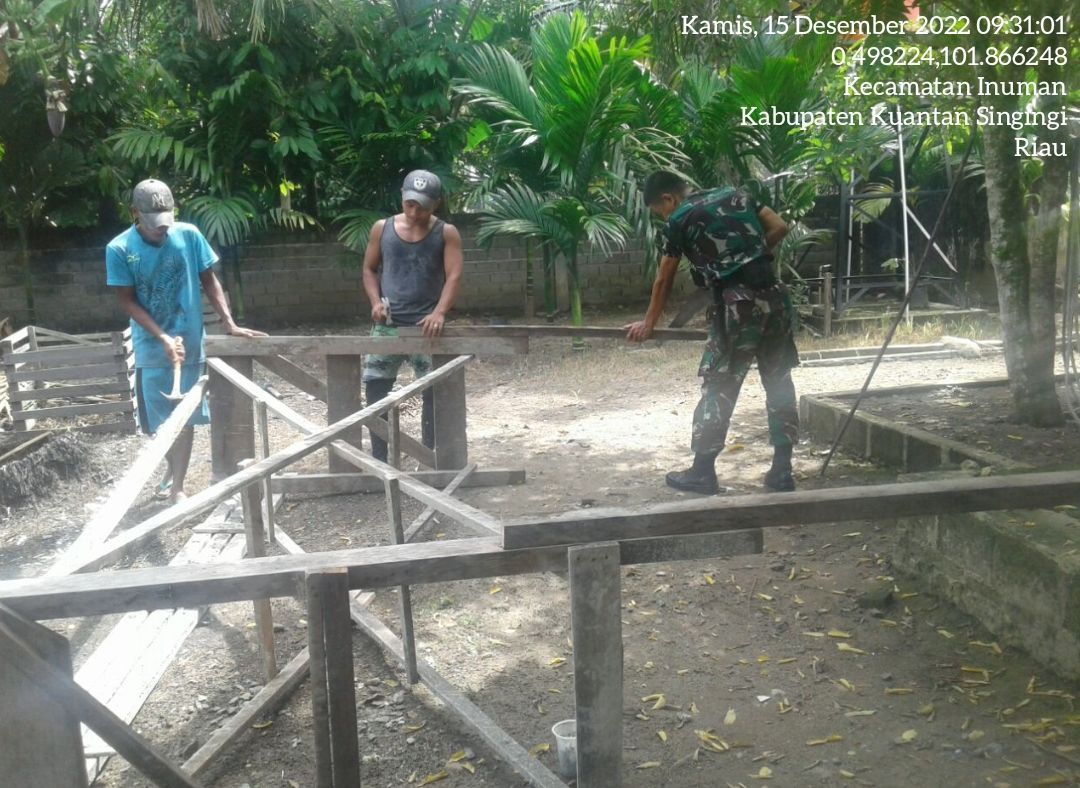 Patut di Contoh, Serda SP Nasution Babinsa Koramil 06/Cerenti Dim 0302/Inhu Bantu Warga Membuat Warung