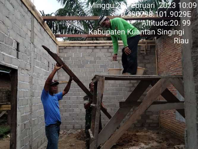 Keakraban, Serda Juanda Anggota Babinsa Koramil 06/Cerenti Kodim 0302/Inhu Membantu Warga Binaan Rehap Rumah