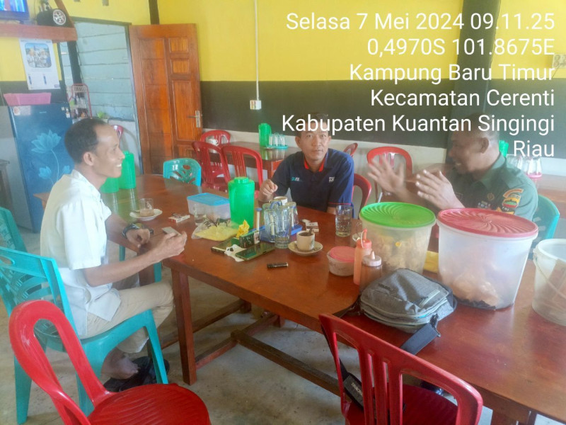 Anggota Koramil 06/Cerenti  Kodim 0302/Inhu Tetap Akrab Dengan Warga Babinsa Menjalin Tali Silaturahmi Di Kampung Baru Timur 
