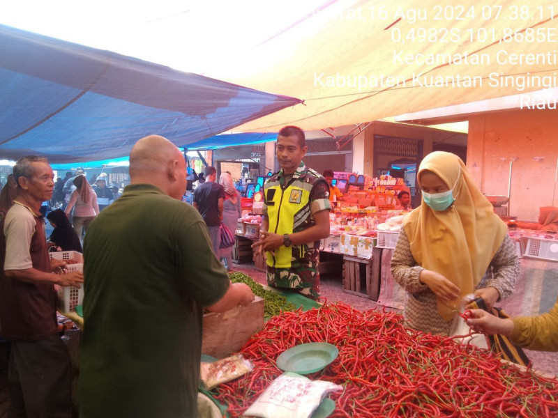 Serda Jama Anur Anggota Babinsa Koramil 06/Cerenti Kodim 0302/Inhu Cek Harga Sembako Di Pasar Tradisional Kecamatan Cerenti Kabupaten Kuansing 