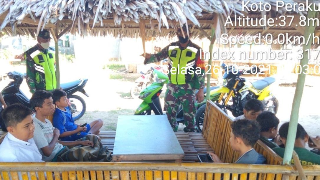 Tegakkan Disiplin Protokol Kesehatan Anggota Koramil 06/Cerenti Dim 0302/Inhu Berikan Himbauan Kepada Warga Sigaruntang