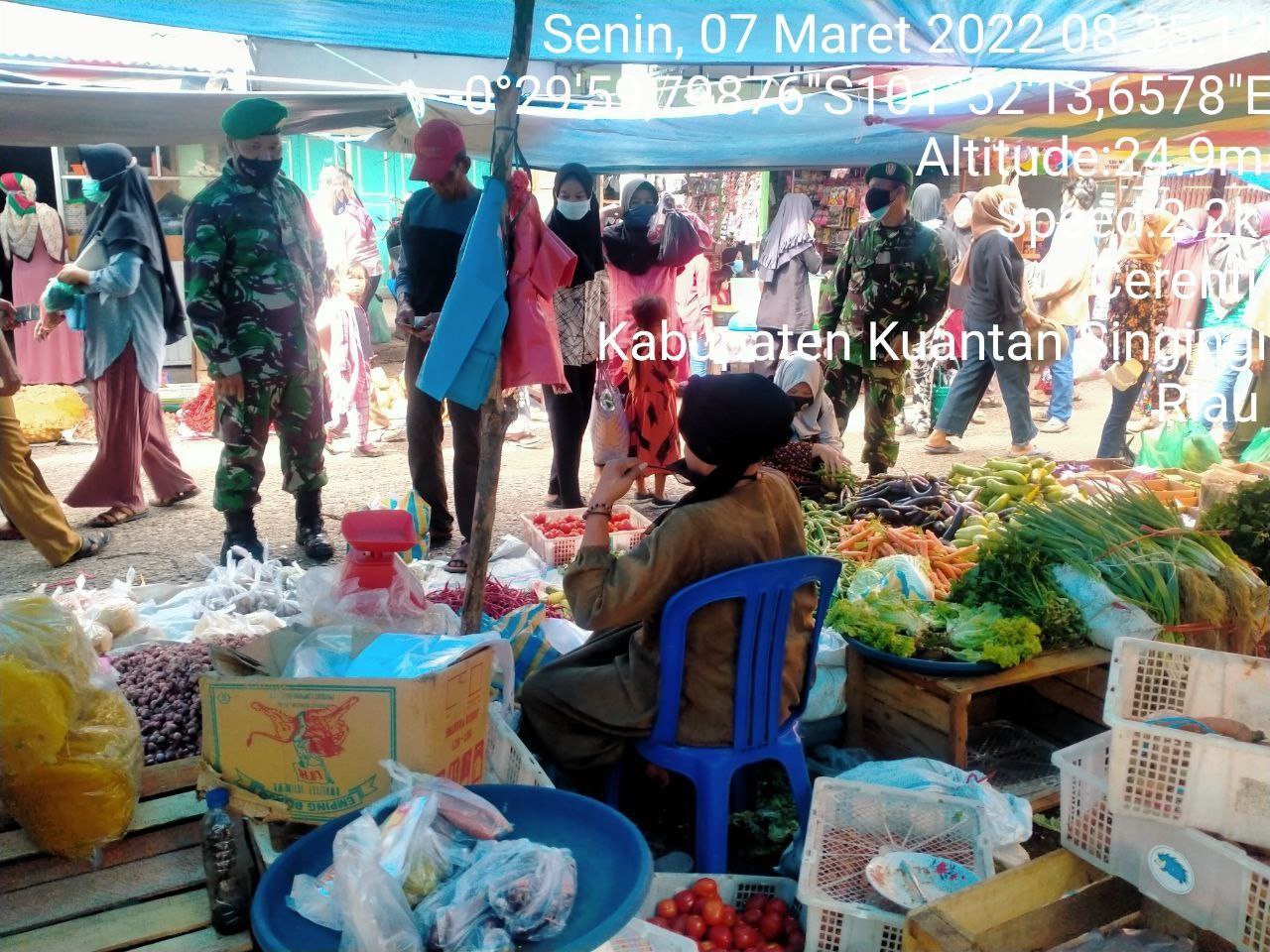 Babinsa Koramil 06/Cerenti Dim 0302/Inhu Berikan Sosialisasi Serta Himbauan Kepada Warga Agar Patuhi Prokes Covid-19 di Kelurahan Pasar Cerenti