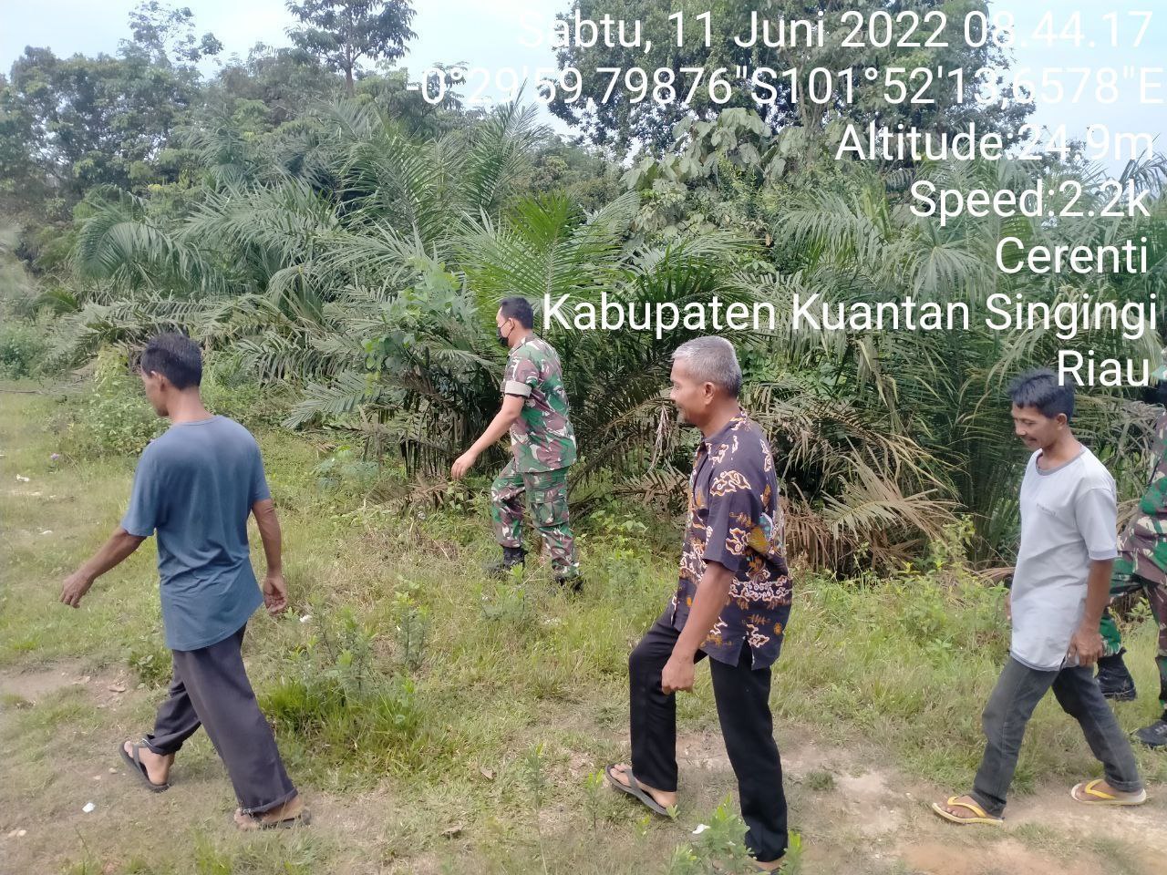 Tingkatkan Pengawasan Karlahut, Babinsa Koramil 06/Cerenti Dim 0302/lnhu Laksanakan Patroli dan Sosialisasi Kepada Masyarakat di Desa Pesikaian Kecamatan Cerenti