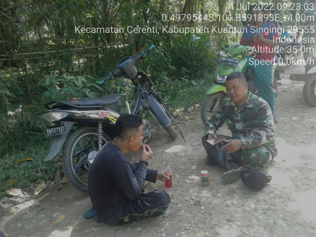 Babinsa Koramil 06/Cerenti Kodim 0302/Inhu Babinsa Manfaatkan Waktu Istirahat Untuk Komsos