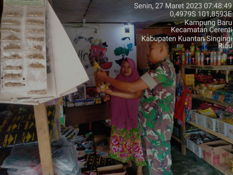 Kopda Muhamad Soleh Babinsa Koramil 06/Cerenti Kodim 0302/Inhu Terus Pantau Perkembangan Harga Kebutuhan Pokok Di Wilayah Kecamatan Cerenti