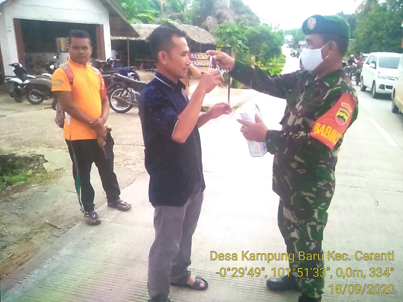 Babinsa Koramil 06/Cerenti Dim 0302/Inhu Bagikan Masker Untuk Masyarakat Yang Melintasi Jalan