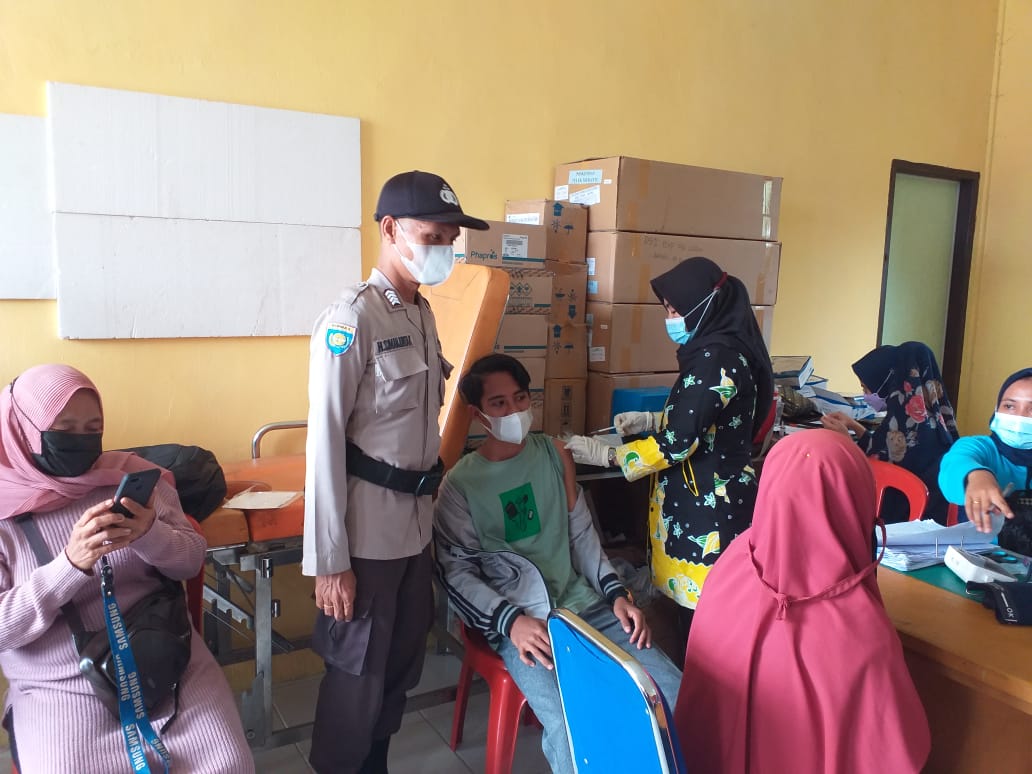 Polsek Teluk Meranti Kerahkan Personel Pantau Vaksinasi Covid-19 di Puskesmas