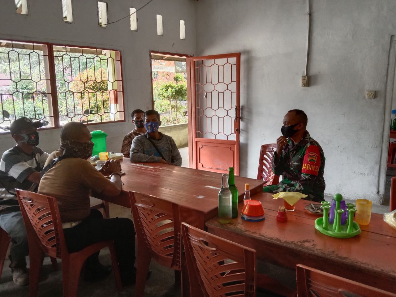 Babinsa Koramil 07/Kuantan Hilir Dim 0302/Inhu Komsos Dengan Masyarakat Desa Pauh Angit