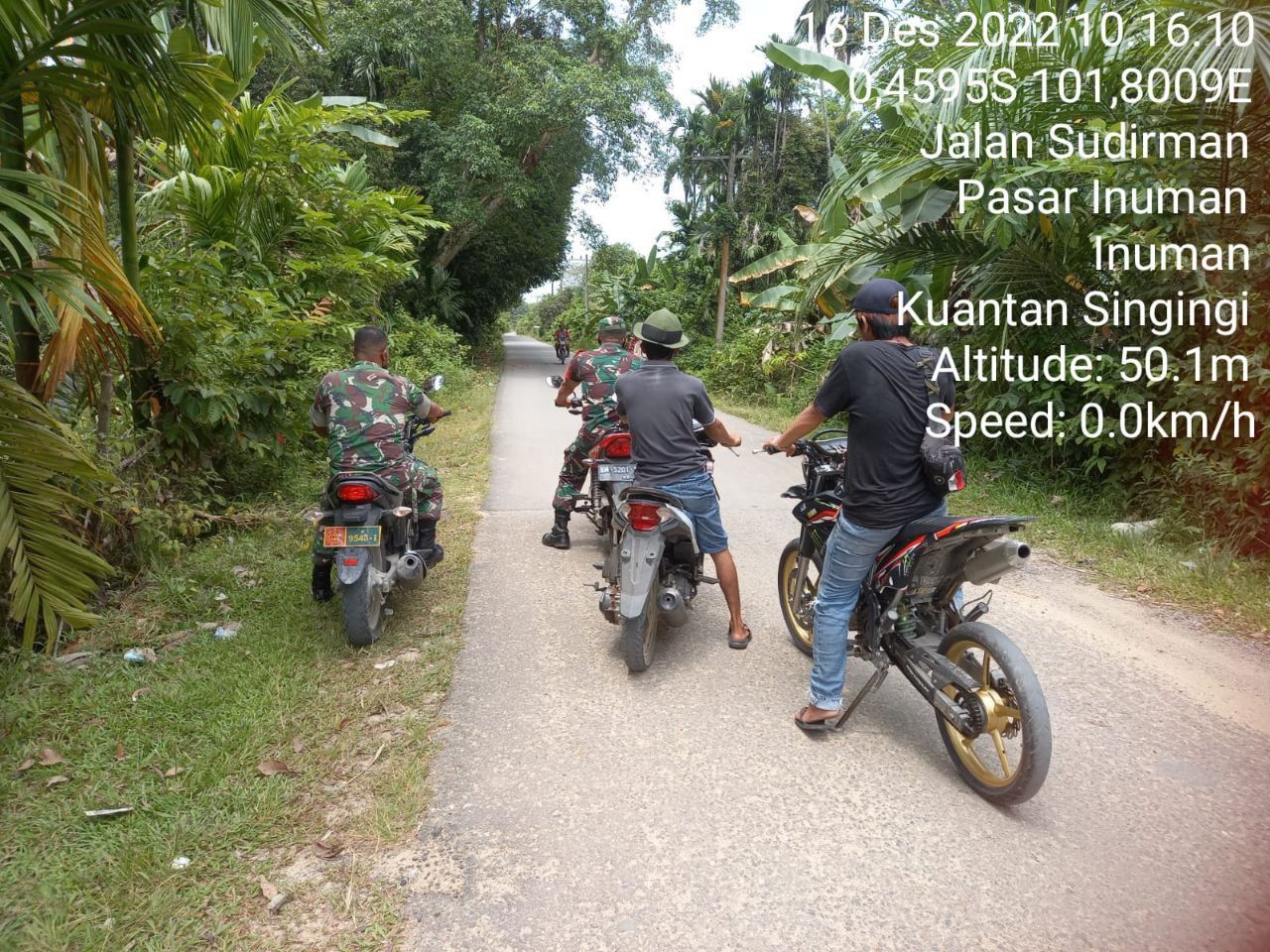 INGATKAN WARGA Desa Pasar Inuman Akan Bahaya Karhutla, Babinsa Koramil 06/Cerenti Dim 0302/Inhu Rutin Patroli Dan Sosialisasi Pencegahan Karhutla