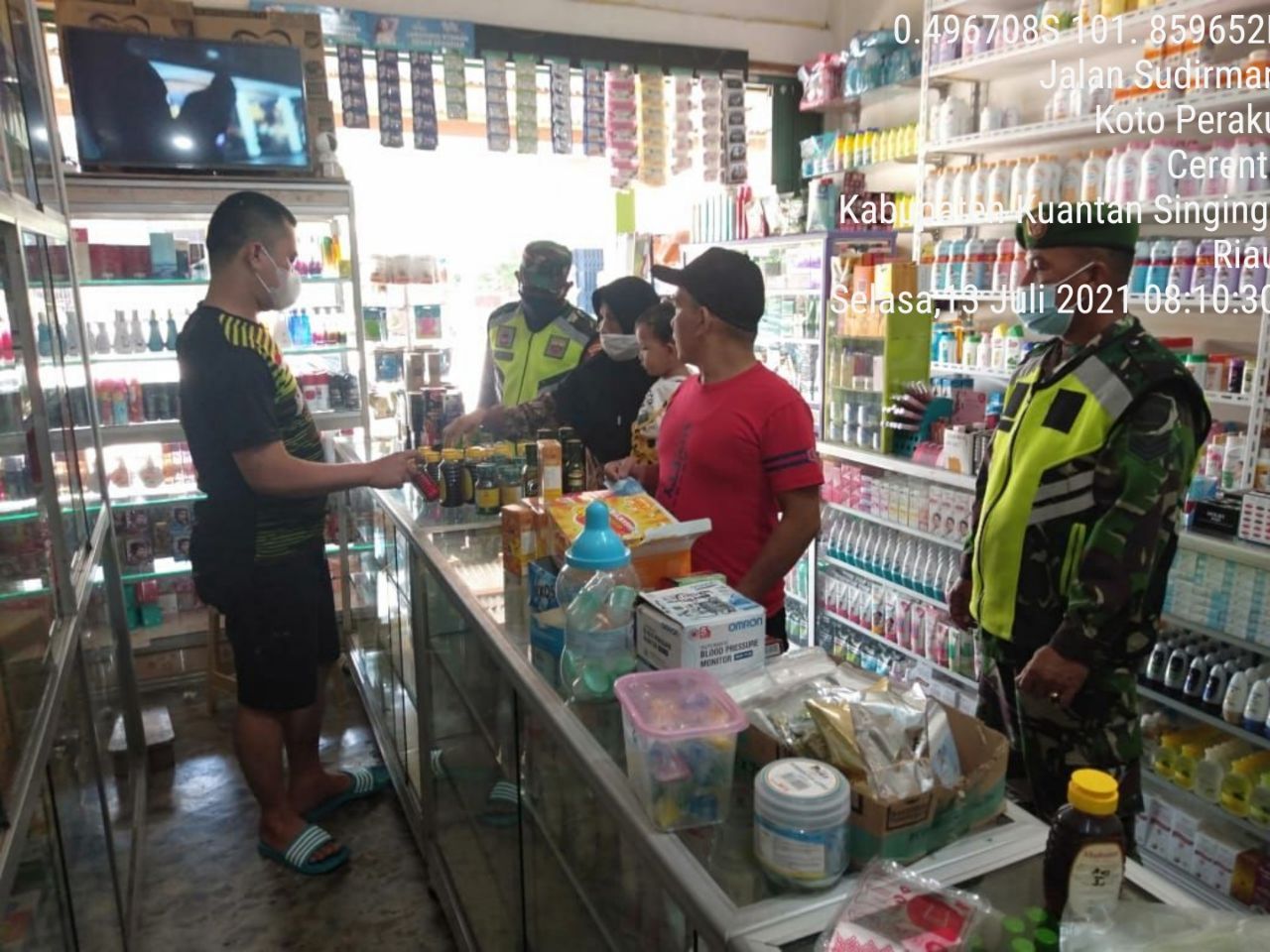 Babinsa Koramil 06/Cerenti Kodim 0302/Inhu Serda Abdul Wahab Edukasi Pencegahan Penyebaran Covid-19