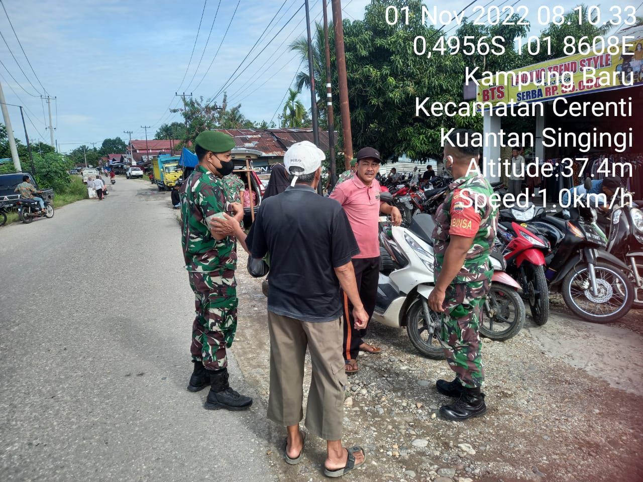 Babinsa Koramil 06/Cerenti Kodim 0302/Inhu Berikan Edukasi Prokes Kepada Warga Yang Berada Diwarung Sepanjang Jalan Wilayah Cerenti