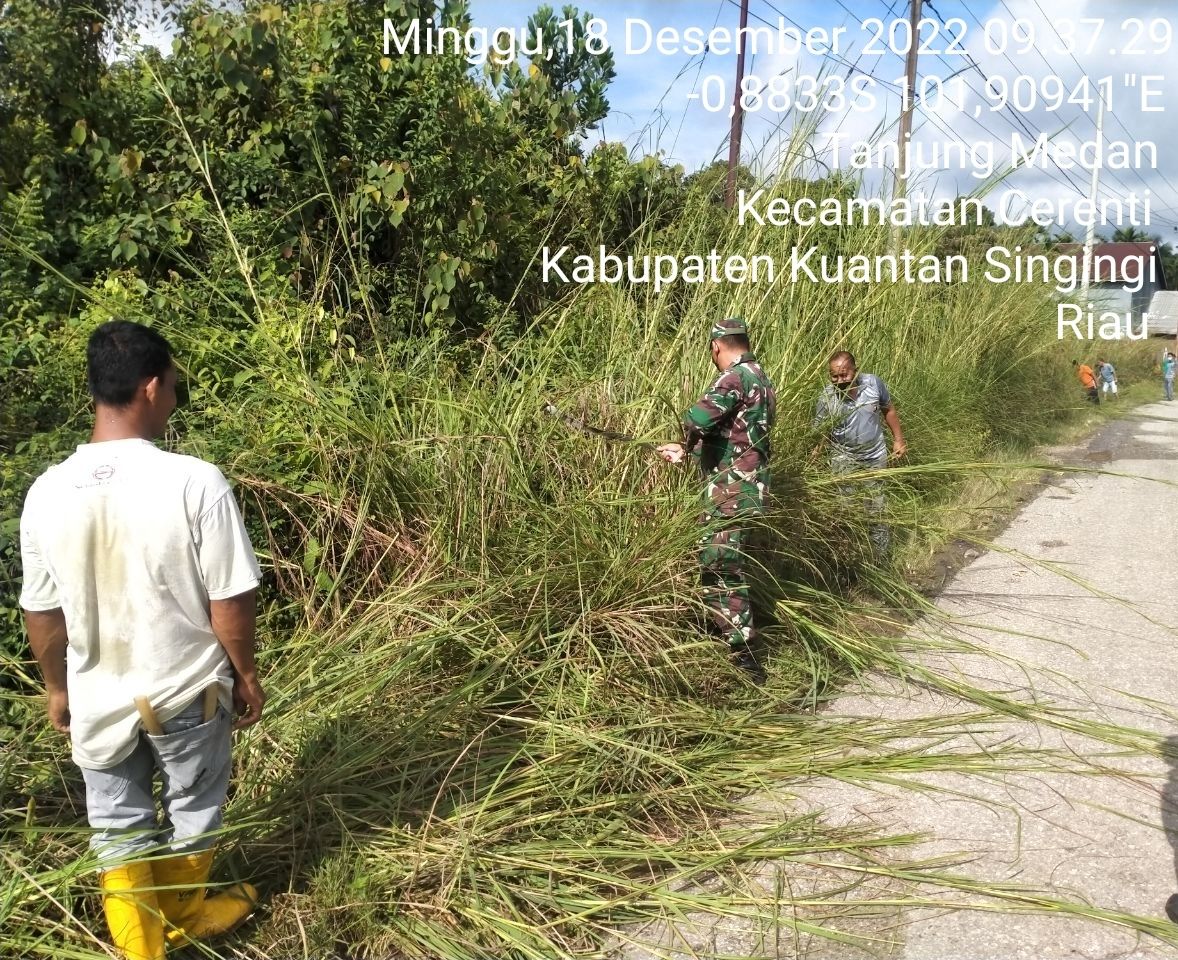 Jalin Kebersamaan Anggota Koramil 06/ Cerenti Kodim 0302/Inhu Gotong Royong Bersama Warga Untuk Membersihkan Lingkungan Di Desa Binaan