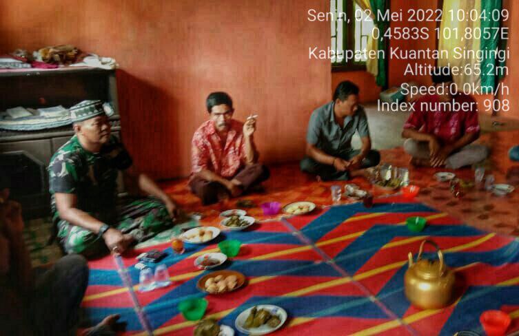 Babinsa Koramil 06/Cerenti Kodim 0302/Inhu Menyambut Hari Raya Idul Fitri Do'a Bersama Warga