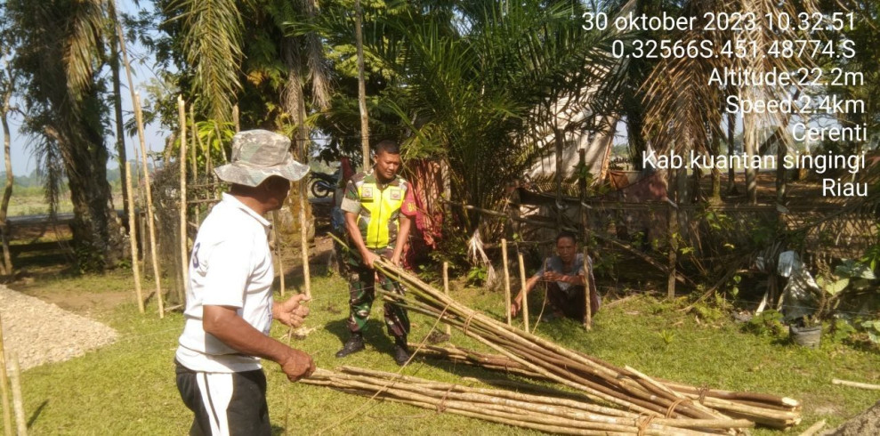 Anggota Koramil 06/Cerenti  Kodim 0302/Inhu Babinsa Membantu Mengukur Pondasi Rumah Milik Warga Binaan
