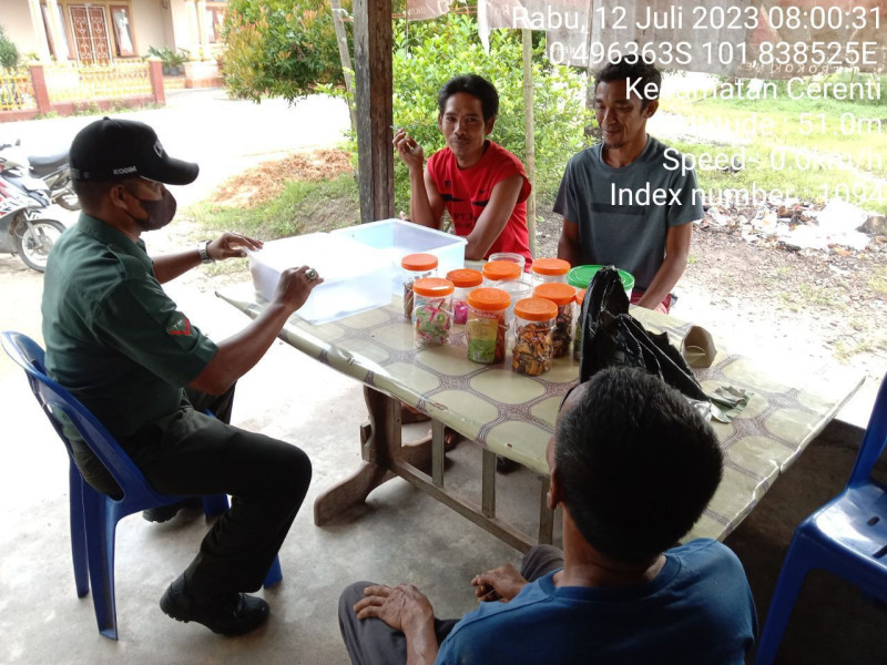 Babinsa Koramil 06/Cerenti Kodim 0302/Inhu Lakukan Komsos Di Kampung Pancasila Desa Tanjung Medan Kecamatan Cerenti Kabupaten Kuansing