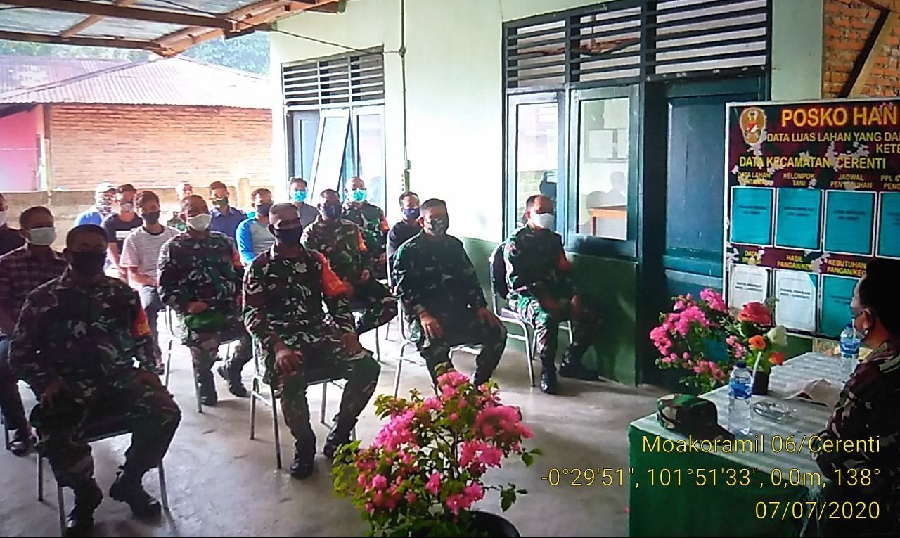 Pelihara Hubungan TNI-Rakyat Anggota Koramil 06/Cerenti Dim 0302/Inhu Komsos Dengan Masyarakat. 