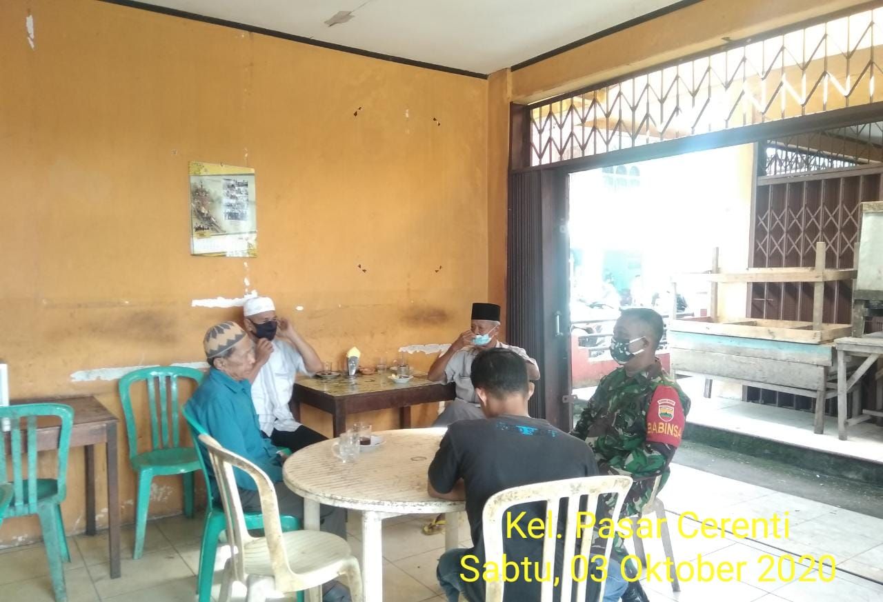 Dengan Komsos Upaya Babinsa Koramil 06/Cerenti Dim 0302/Inhu Sampaikan Himbauan Cegah Penyebaran Covid-19