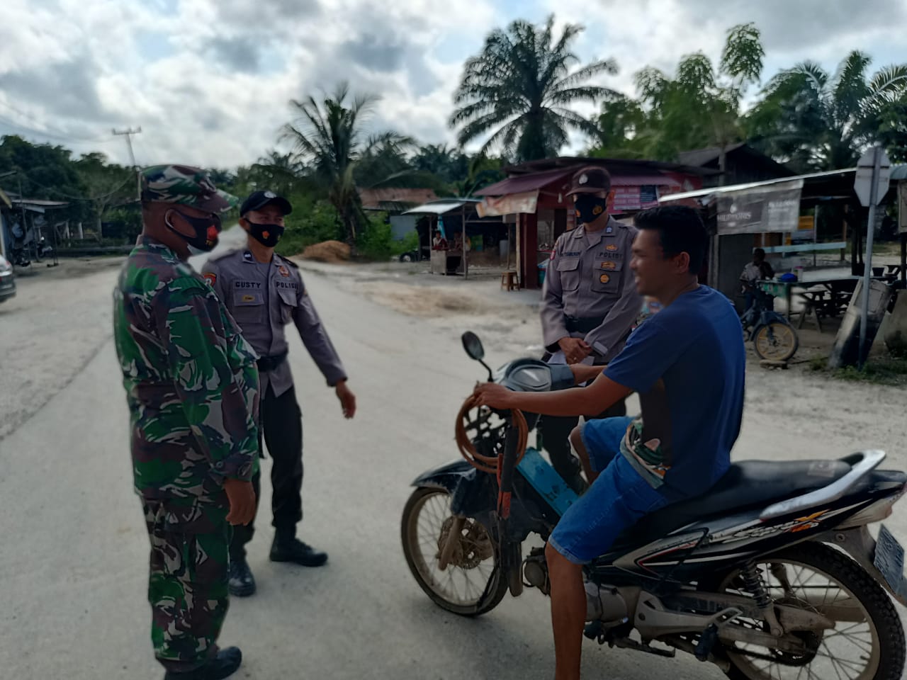 Gelar Razia Prokes di Desa Lalang Kabung, Polsubsektor Pelalawan Ingatkan Warga Terapkan Prokes