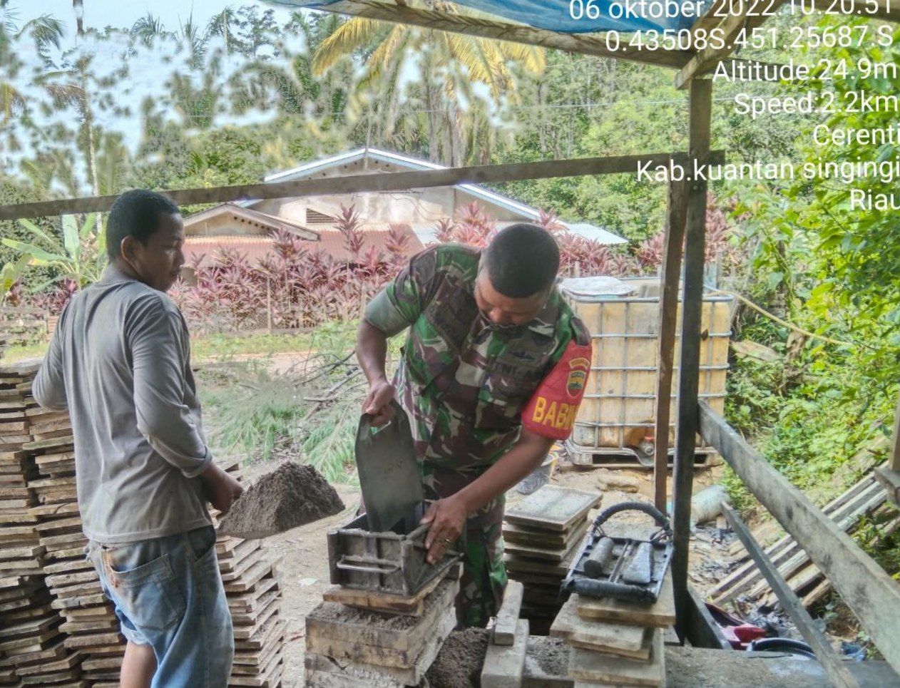 Babinsa Koramil 06/Cerenti Kodim 0302/Inhu Bantu Warga Membuat Batako Untuk Mempererat Kemanunggalan Dengan Masyarakat Desa Kampung Baru Timur Kecamatan Cerenti
