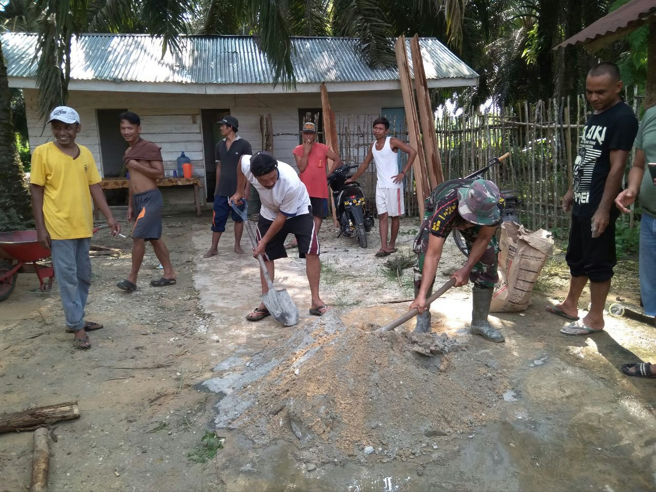 Babinsa Ramil 07/Kuantan Hilir Dim 0302/INHU Gotong Royong Membangun Surau Nawatul Watan Di Desa Perhentian Luas.