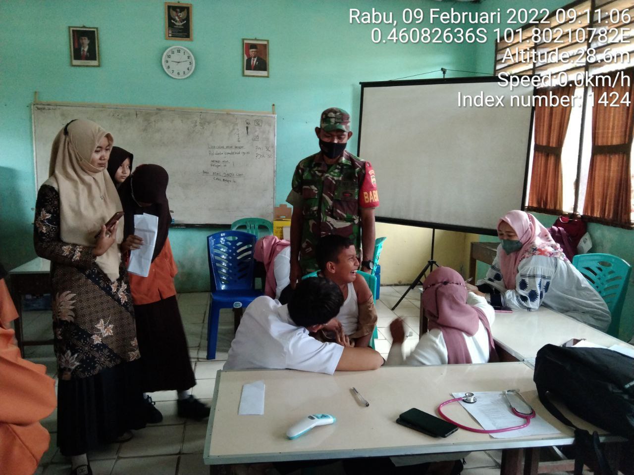 Babinsa Koramil 06/Cerenti Kodim 0302/Inhu Dampingi Anak Sekolah Di Vaksin