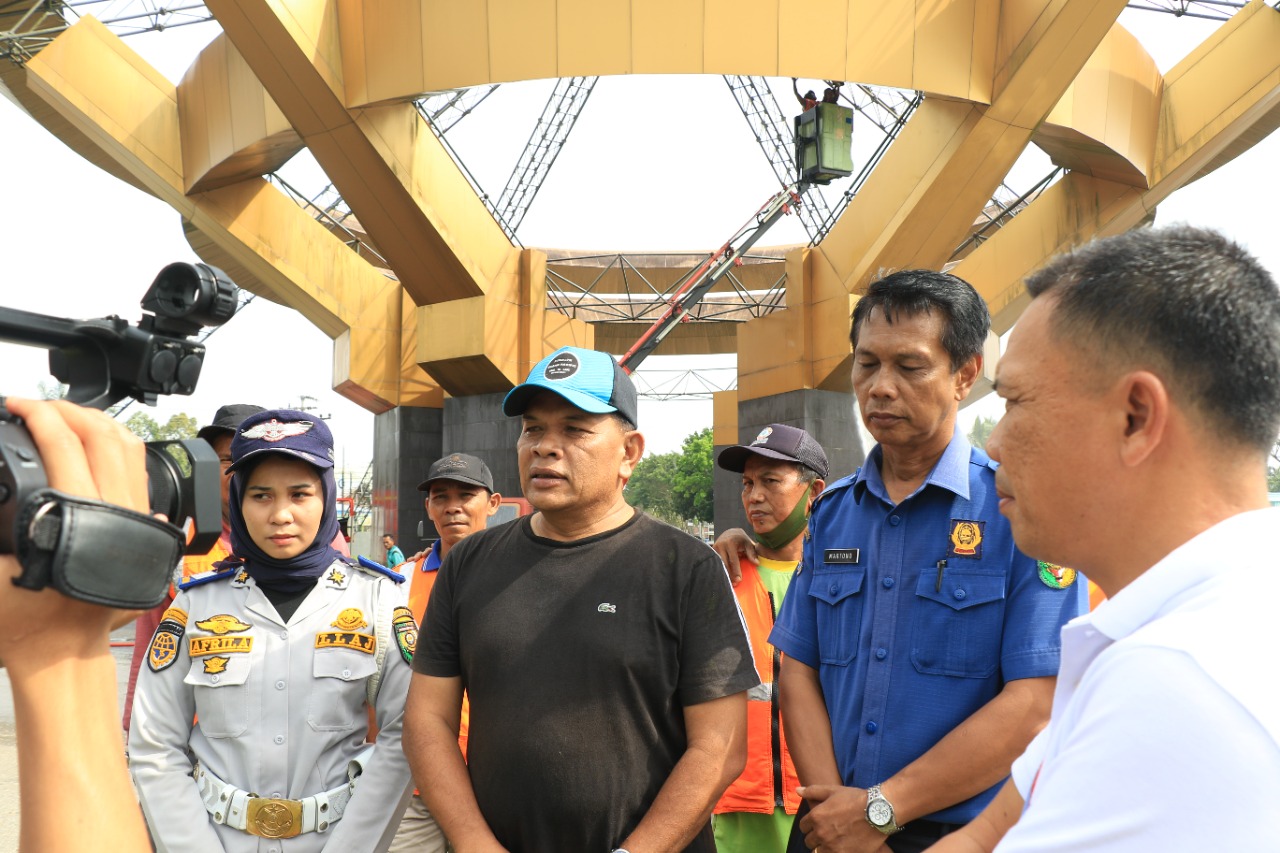 Tahun Baru Semangat Baru, DLH Kuansing Berbenah Taman Kota, Bersihkan Tugu Carano