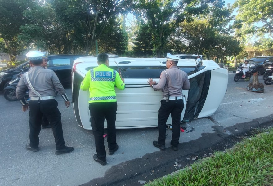 Mobil ASN Terbalik Usai Tabrak Pohon di Jalan Arifin Ahmad Pekanbaru, Diduga Mengantuk