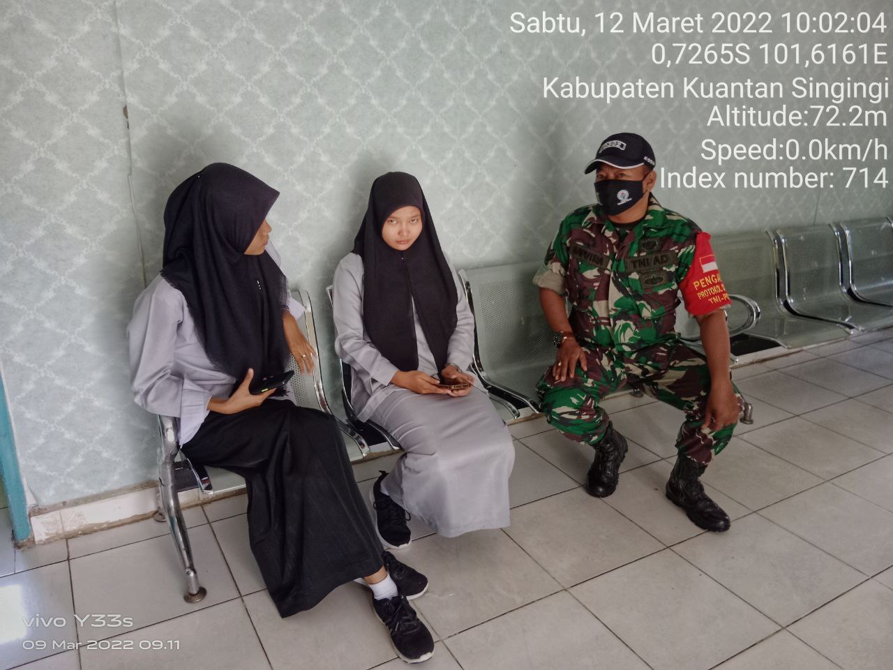 Sertu Heriyus Saputera Babinsa Koramil 06/Cerenti  Kodim 0302/Inhu  Melaksanakan Komsos Dengan Masyarakat Desa Ketaping Jaya Kecamatan Inuman Kabupaten Kuansing