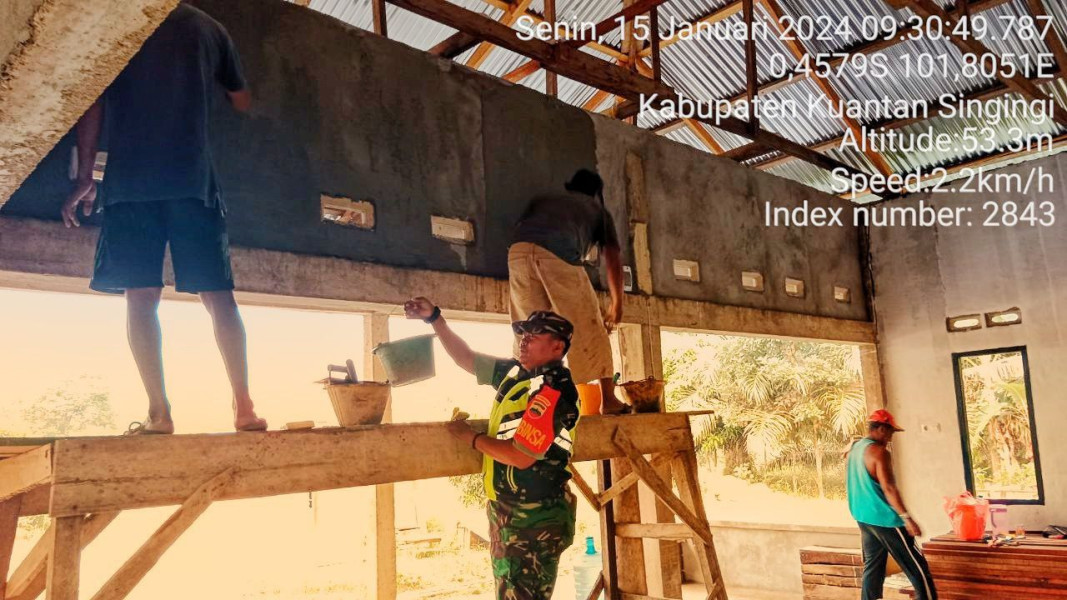 Babinsa Koramil 06/Cerenti  Kodim 0302/Inhu, Serka Heriyus Saputera  Bergotong Royong Dengan Masyarakat