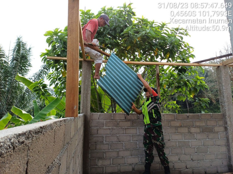 Babinsa Koramil 06/Cerenti Kodim 0302/Inhu Bantu Warga Rehap Rumah Pak Zainal