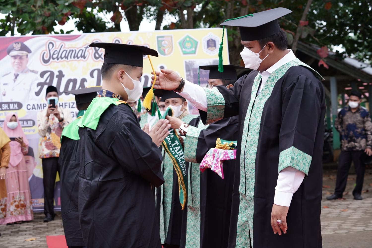 Hadir di Acara Wisuda Tahfizh MTSN Pangean  Kanwil Depag Riau Dukung Program Andi Putra - Suhardiman