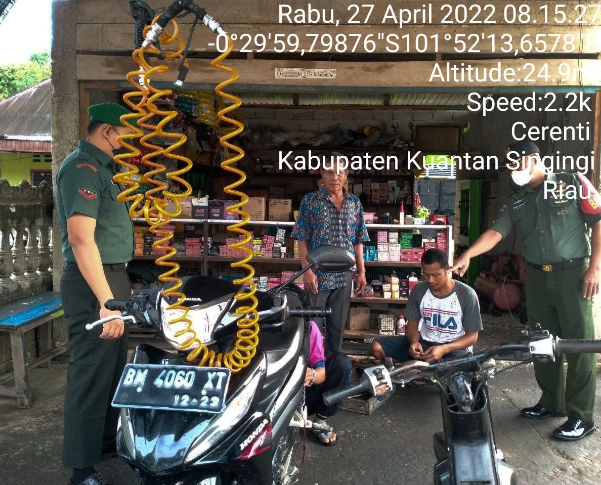 Babinsa Koramil 06/Cerenti Kodim 0302/Inhu,Kopda Mohammad Soleh Berikan Sosialisasi Serta Himbauan Kepada Warga Agar Patuhi Prokes Covid-19