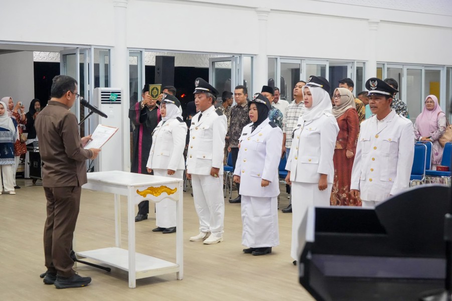 Sekretaris Daerah (Sekda) Kuansing Zulkarnain, ST., MM melantik lima orang Penjabat (Pj) Kepala Desa