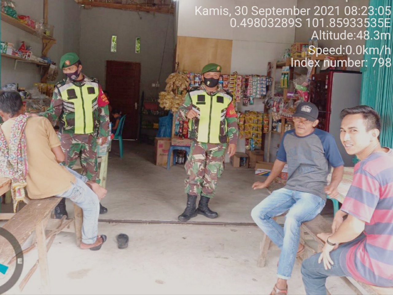 Babinsa Koramil 06/Cerenti Dim 0302/Inhu Berikan Sosialisasi Serta Himbauan Kepada Warga Agar Patuhi Prokes Covid-19 di Sikakak Kecamatan Cerenti