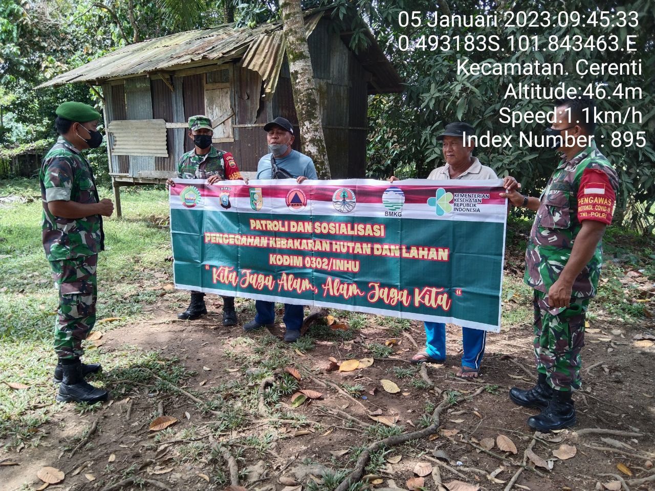Di Desa Pulau Panjang Hulu, Babinsa Koramil 06/Cerenti Kodim 0302/Inhu Laksanakan Patroli Untuk Cegah Kebakaran Hutan Dan Lahan