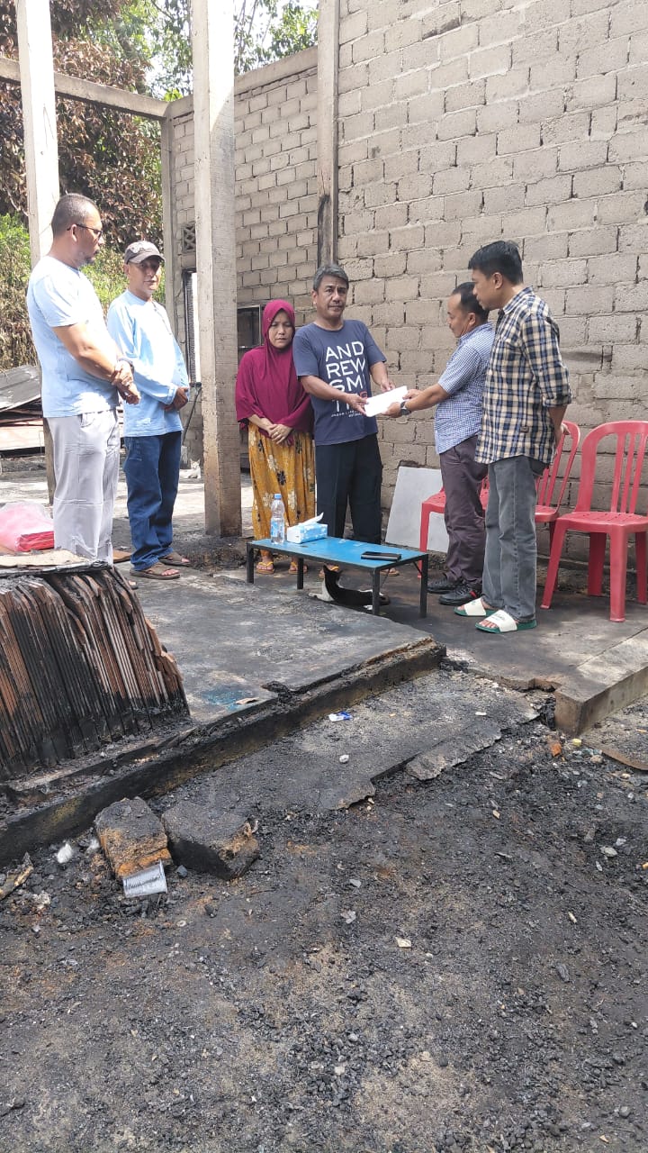 Di Inisiasi Camat Dan Stafsus Bupati;  ASN Sentajo Raya Salurkan Donasi Buat Korban Kebakaran Sentajo
