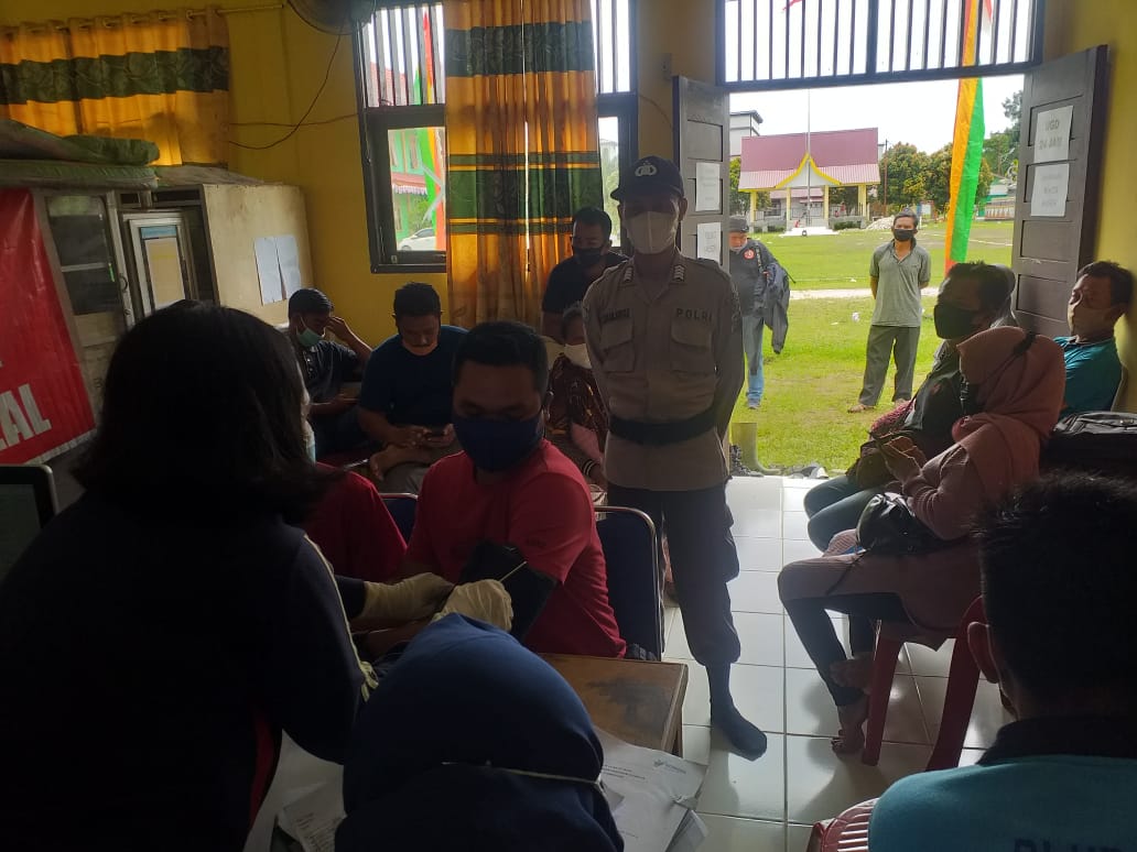 Kapolsek Teluk Meranti Kerahkan Anggota, Tinjau Pelaksanaan Vaksinasi di Puskesmas