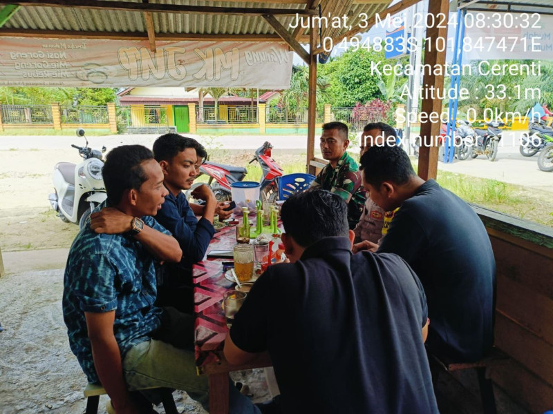 Jalin Silaturahmi Dengan Baik, Anggota Koramil 06/Cerenti  Kodim 0302/Inhu Komsos di Desa Binaan 