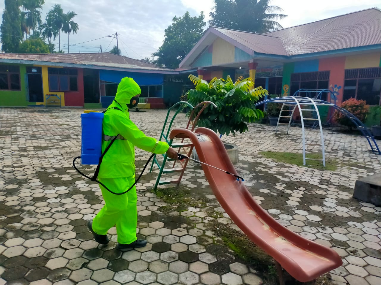 Polsek Pangkalan Kuras Semprot Disinfektan di Lingkungan Sekolah