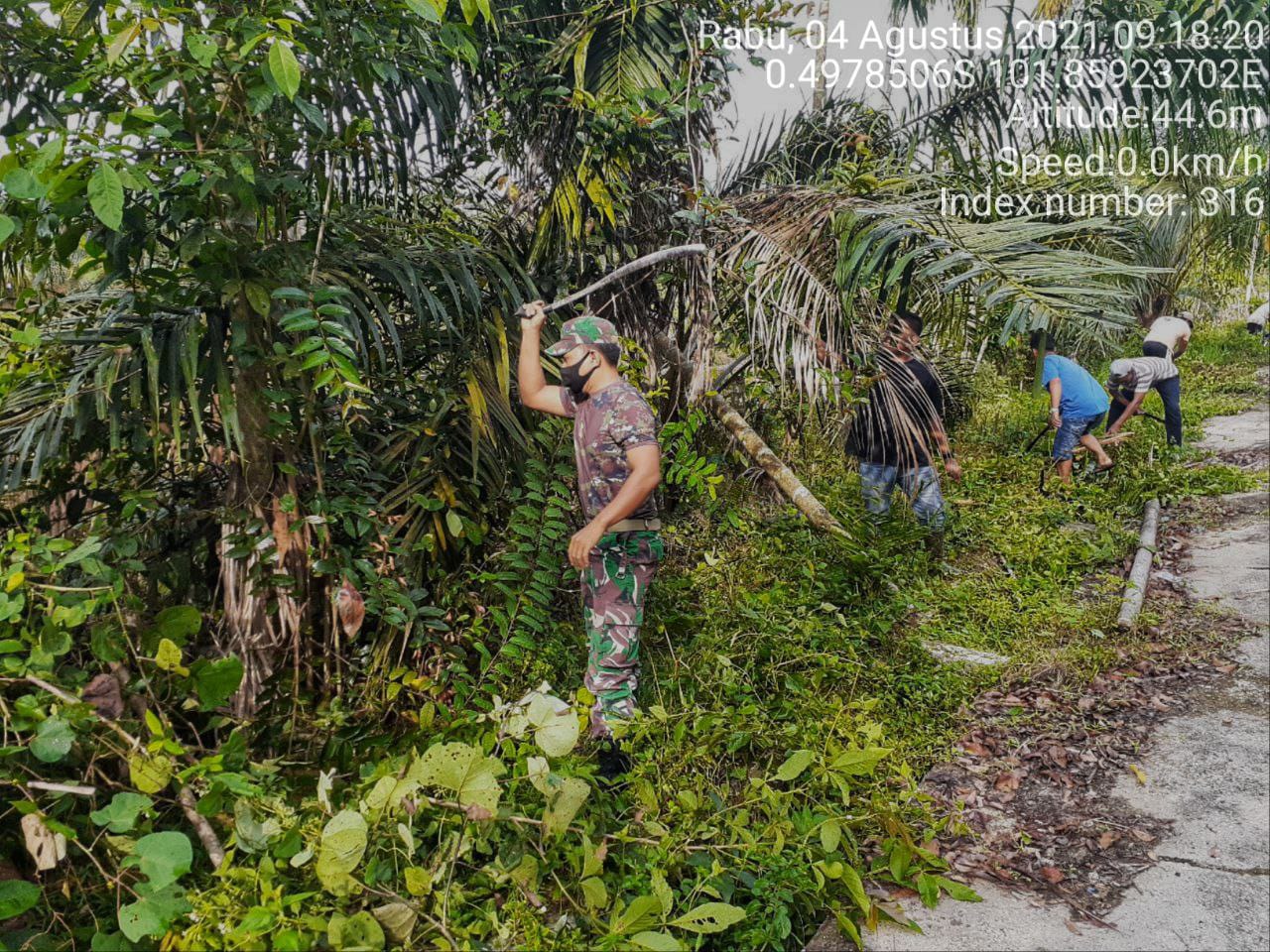 Babinsa Koramil 06/Cerenti Kodim 0302/Inhu Sertu Efison Bersihkan Lahan Kosong Bersama Warga Binaan Demi Jaga Budaya Gotong RoyonG