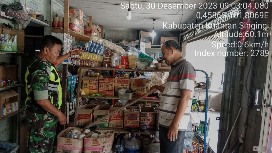 Babinsa Koramil 06/Cerenti Kodim 0302/Inhu  Pantau Perkembangan Harga Kebutuhan Pokok Diwilayah Pasar Inuman Kecamatan Inuman Kabupaten Kuansing