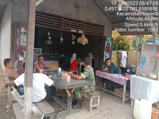 Babinsa Koramil 06/Cerenti Kodim 0302/Inhu Kopda Junedi Komsos Dengan Warga Desa Tanjung Medan
