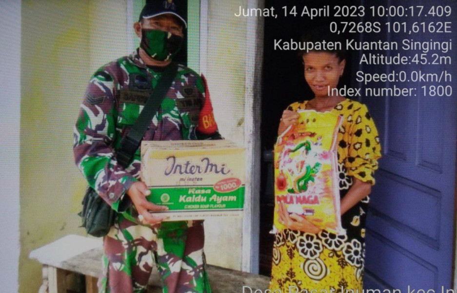 Babinsa Koramil 06/Cerenti Kodim 0302/Inhu Memberi Bantuan Sembako Untuk Masyarakat di Pasar Inuman Kecamatan Inuman