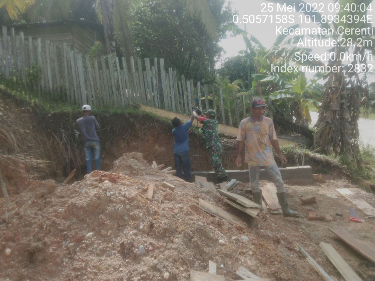 Kopda Junedi Babinsa Koramil 06/Cerenti  Kodim 0302/Inhu Gotong Royong Bantu Warga di Desa Binaan
