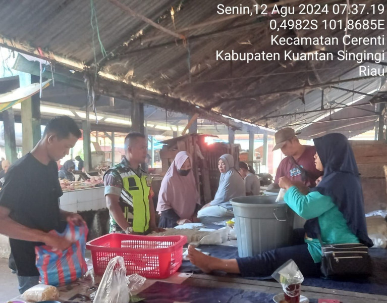 Kopda Junedi Anggota Babinsa Koramil 06/Cerenti Kodim 0302/Inhu Cek Harga Sembako Di Pasar Tradisional Kecamatan Cerenti 