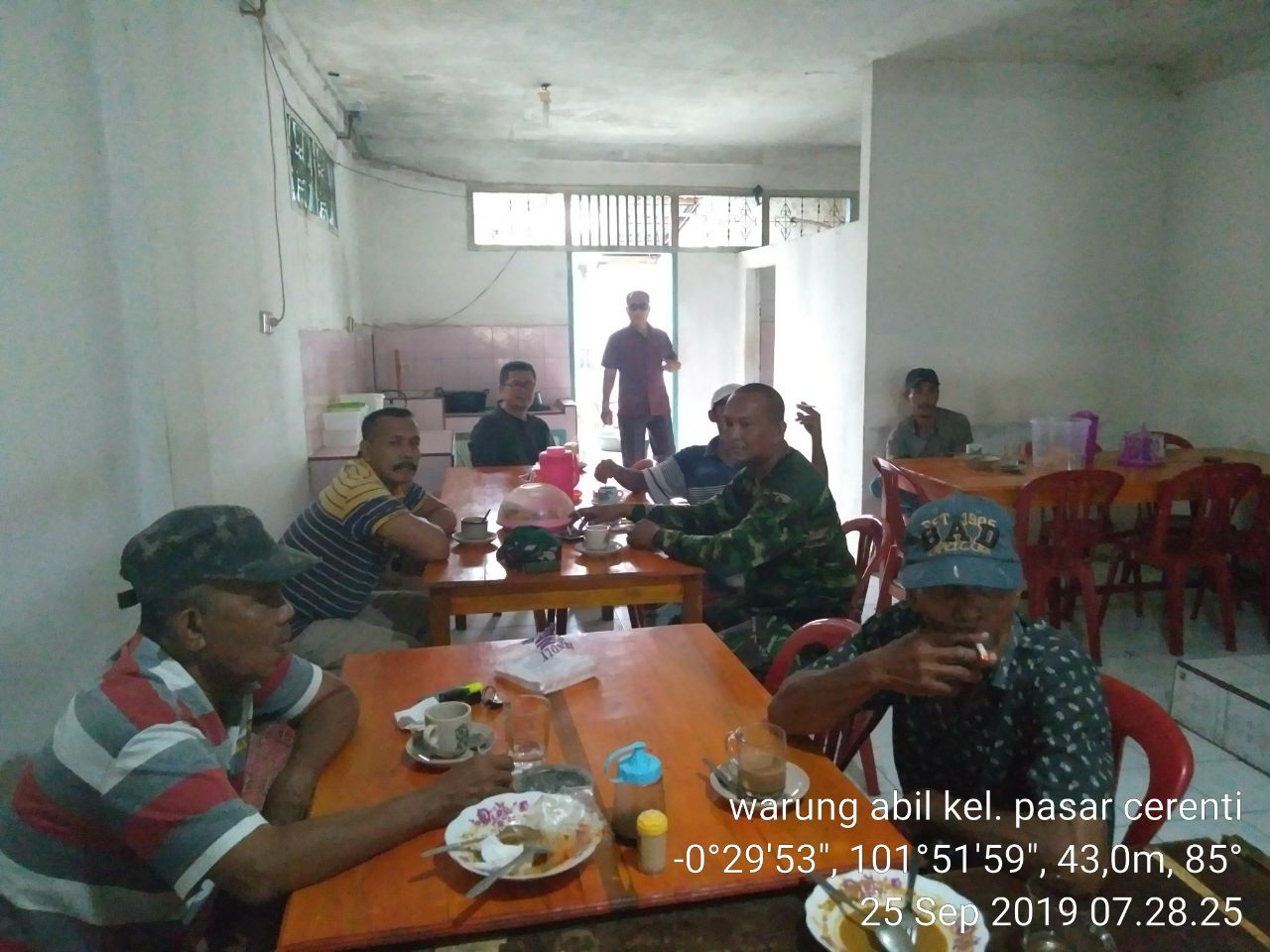 Babinsa Koptu Juanda Komsos  Bersama Masyarakat Kelurahan Pasar Cerenti.