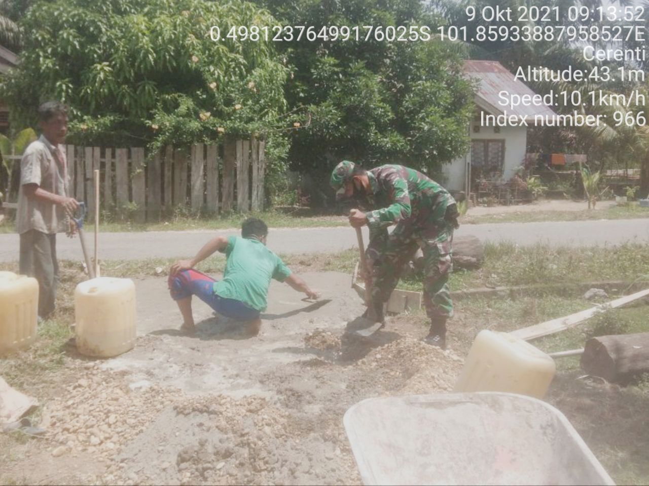 Babinsa Koramil 06/Cerenti Kodim 0302/Inhu Bersama Masyarakat Membantu Pembuatan Gorong-gorong