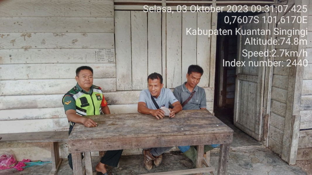 Babinsa Koramil 06 /Cerenti Kodim 0302/ Inhu Komsos Dengan Masyarakat Desa Binaan Desa Bedeng Sikuran Kecamatan Inuman